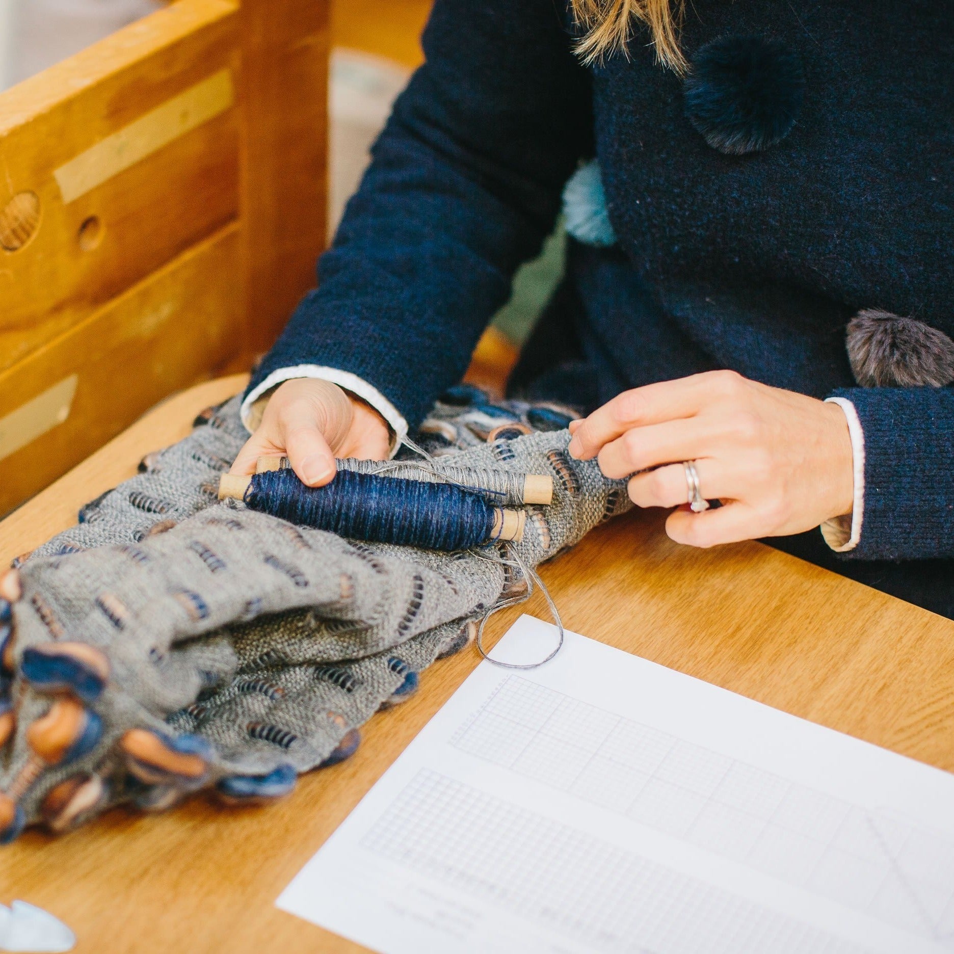 Cassandra Sabo teaching how to select the appropriate yarns for your weaving project 